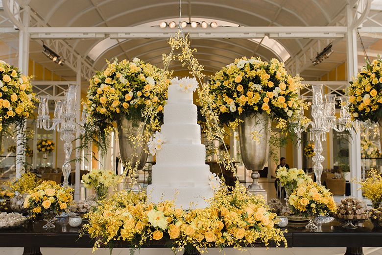 decoração de festa amarelo branco e dourado