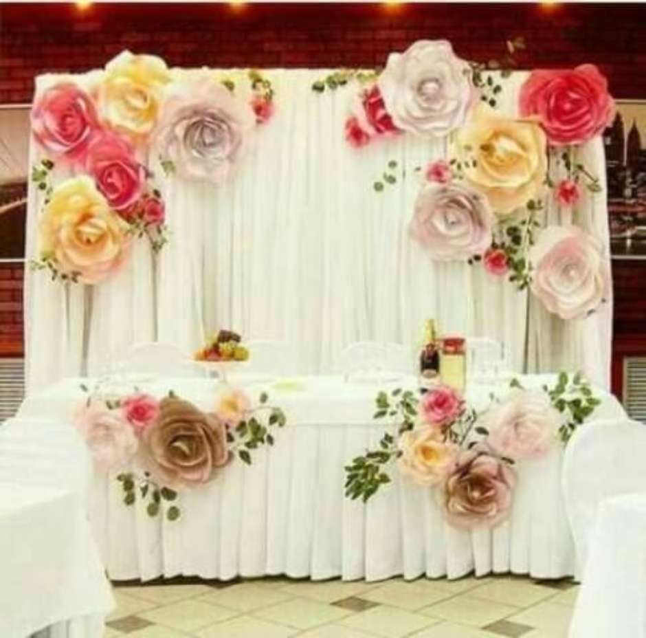 decoração de festa com flores de papel