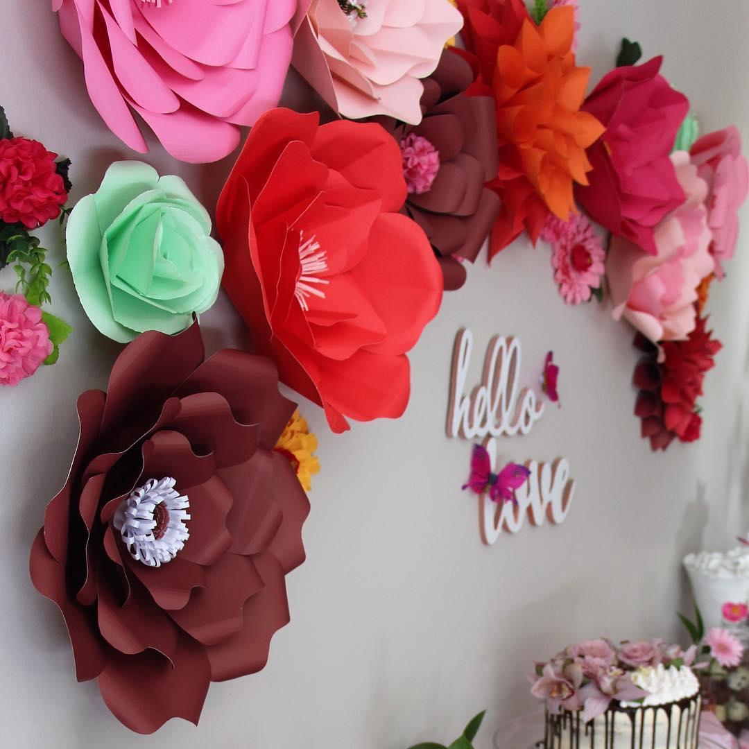 flores de papel vs flores naturais para decoração de festa
