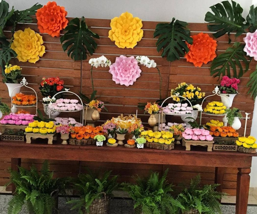 flores de papel crepom para centros de mesa de aniversário