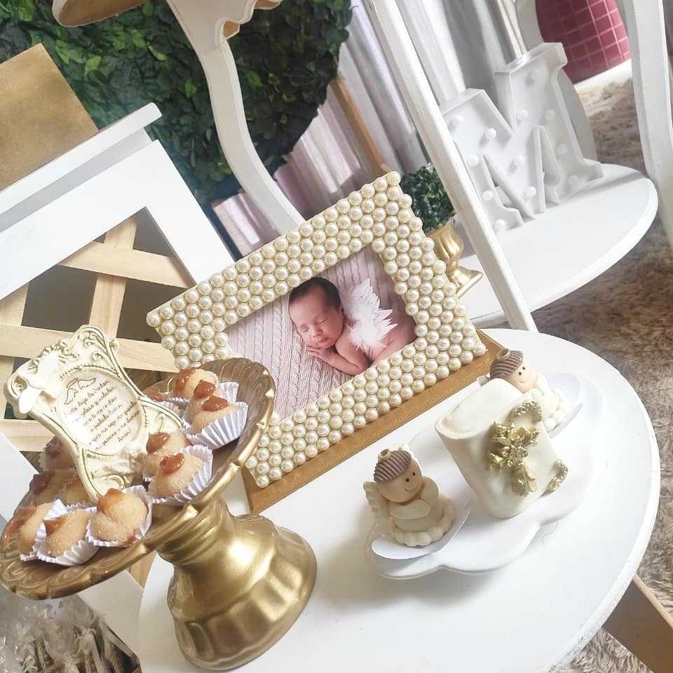 decoração batizado simples vs luxuosa