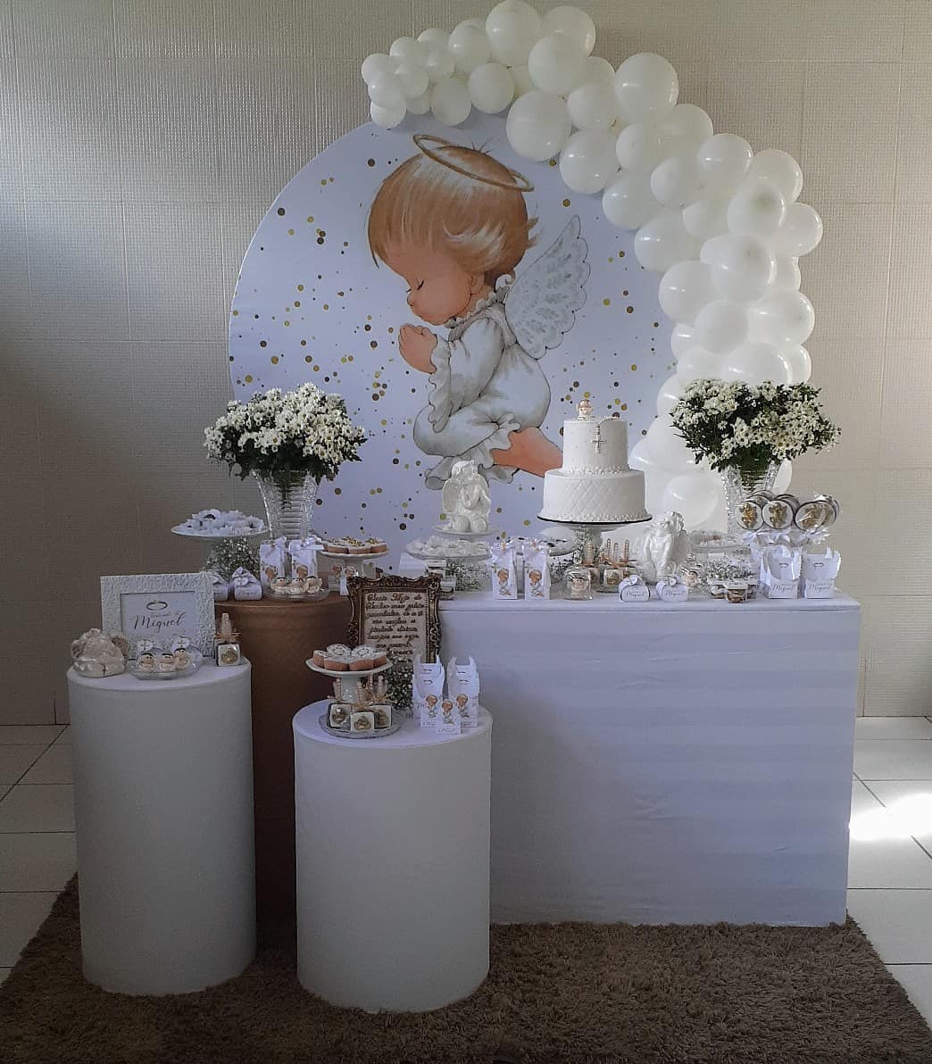 decoração batizado simples vs luxuosa