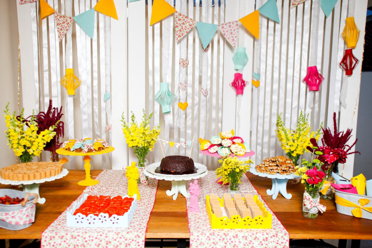 decoração de festa junina simples e barata vs decoração elaborada qual escolher