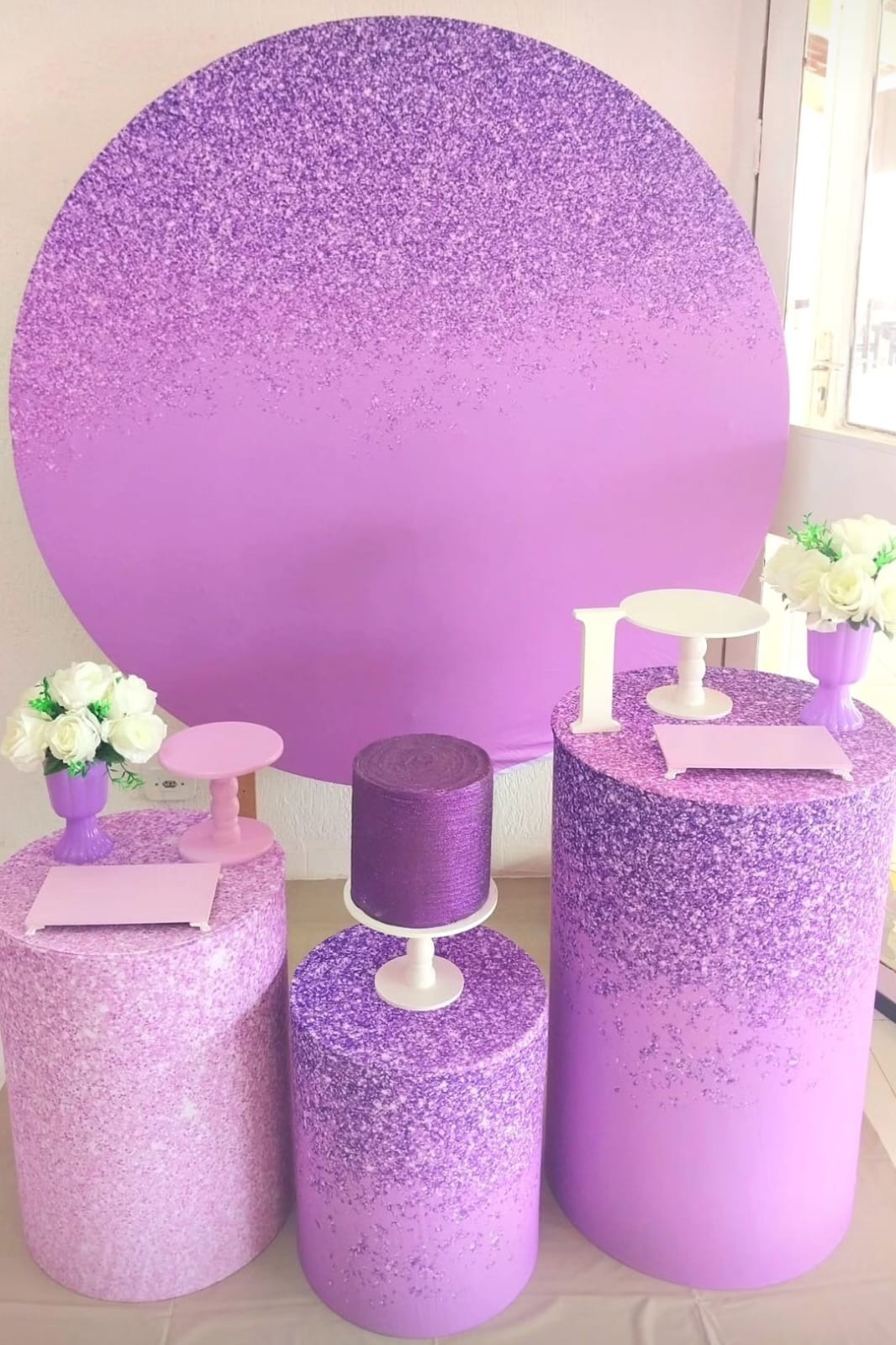 decoração festa minimalista lilás e roxo