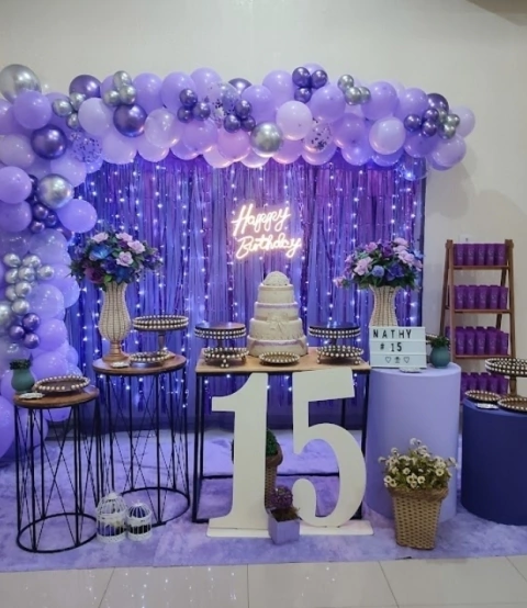 decoração festa com cinza e lilás/roxo