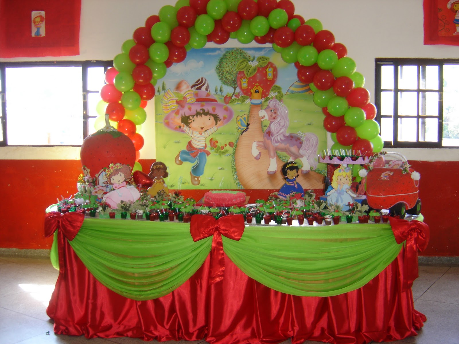 decoração morango e branco