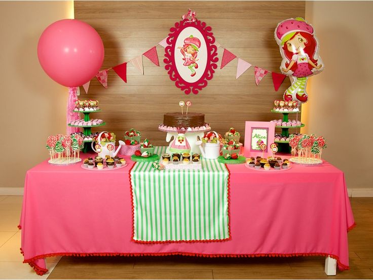 decoração de festa de morango moderna
