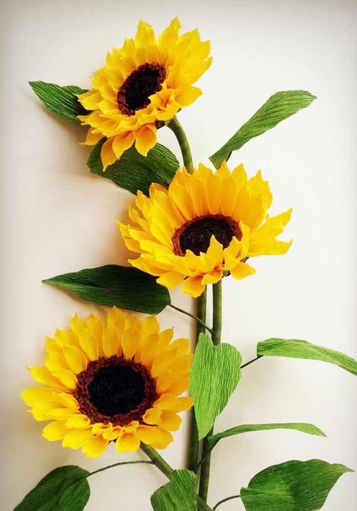 decoração de girassol com papel crepom