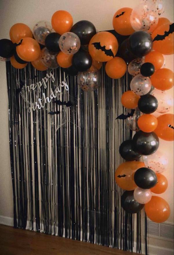 Decoração de teto com papel crepom halloween