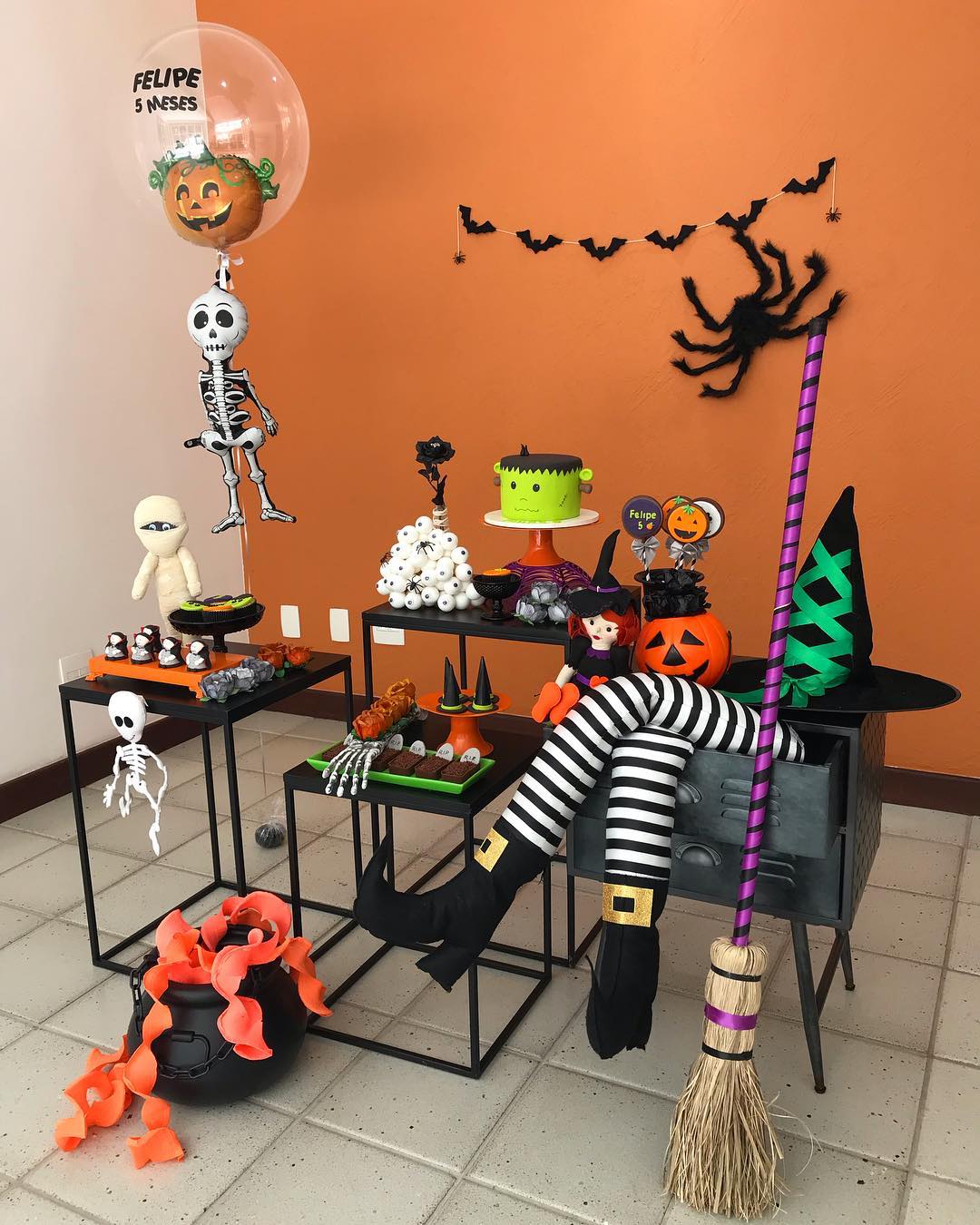 Decoração de teto com papel crepom halloween