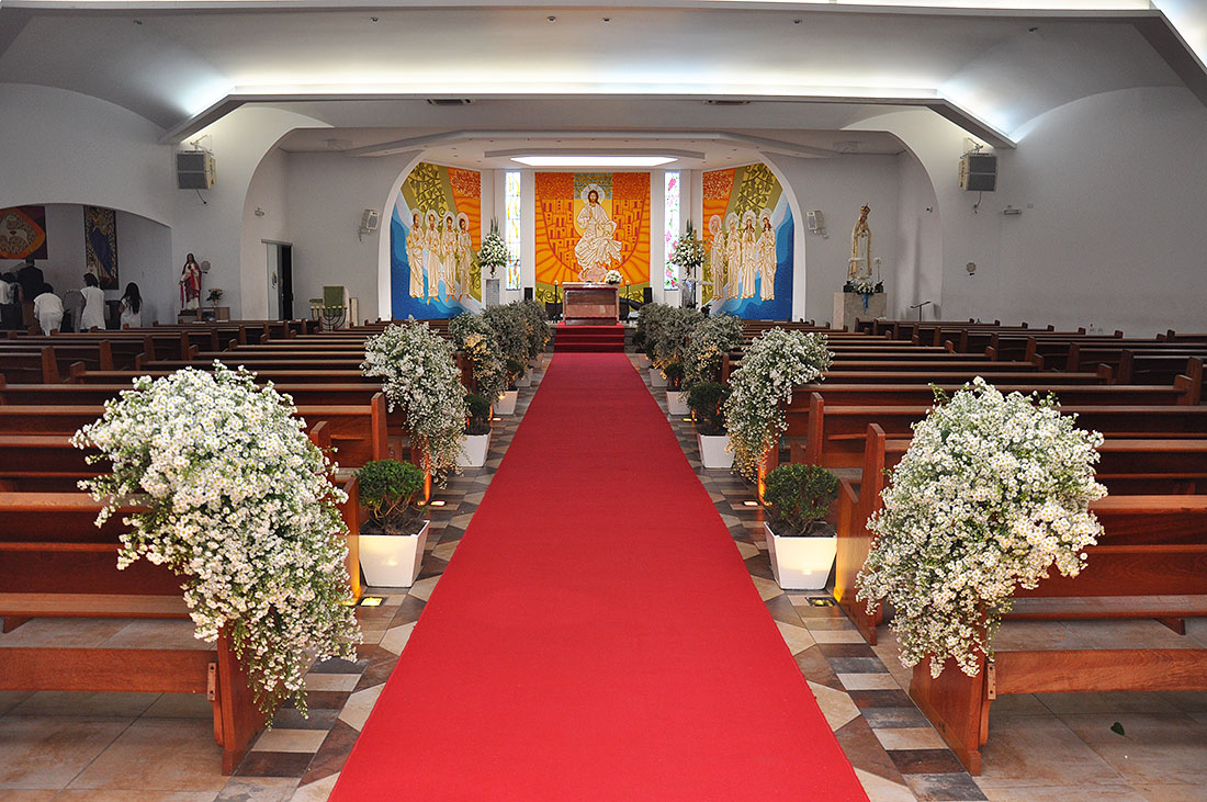 decoração igreja com flores brancas