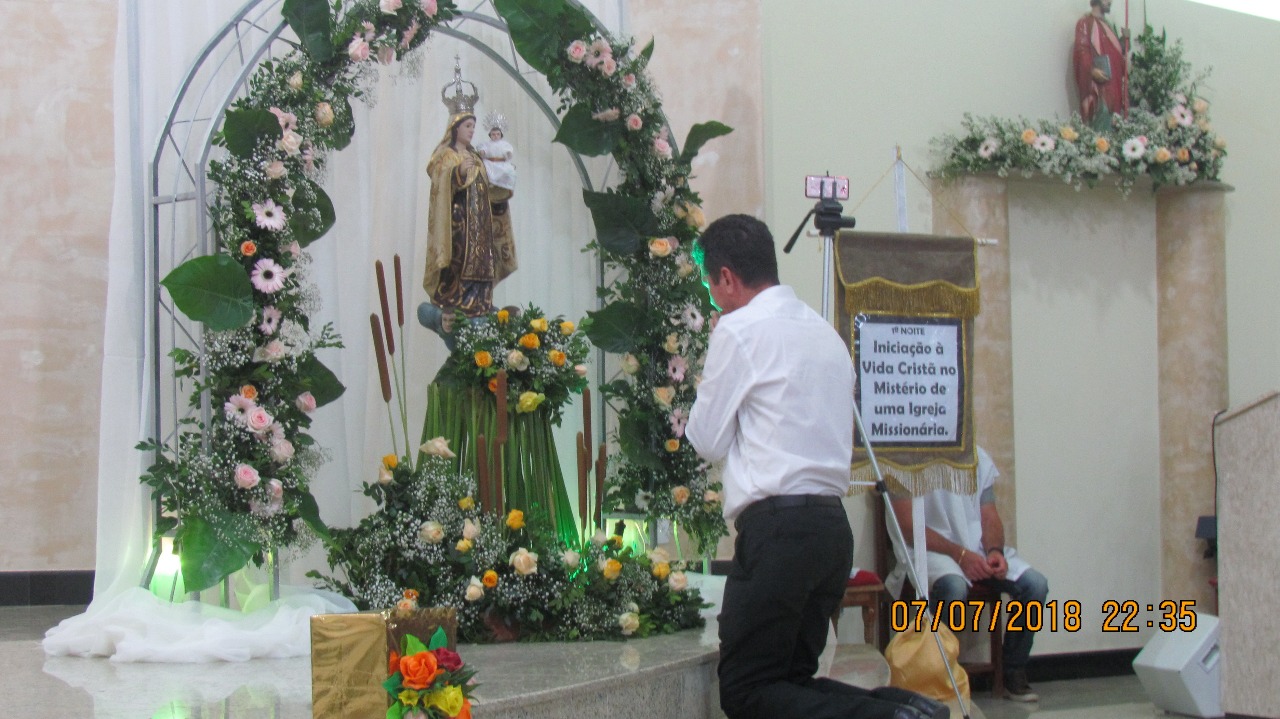 decoração de igreja com flores naturais