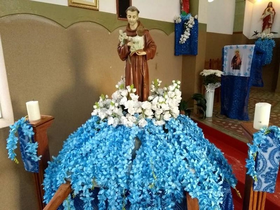 decoração de igreja com tecidos