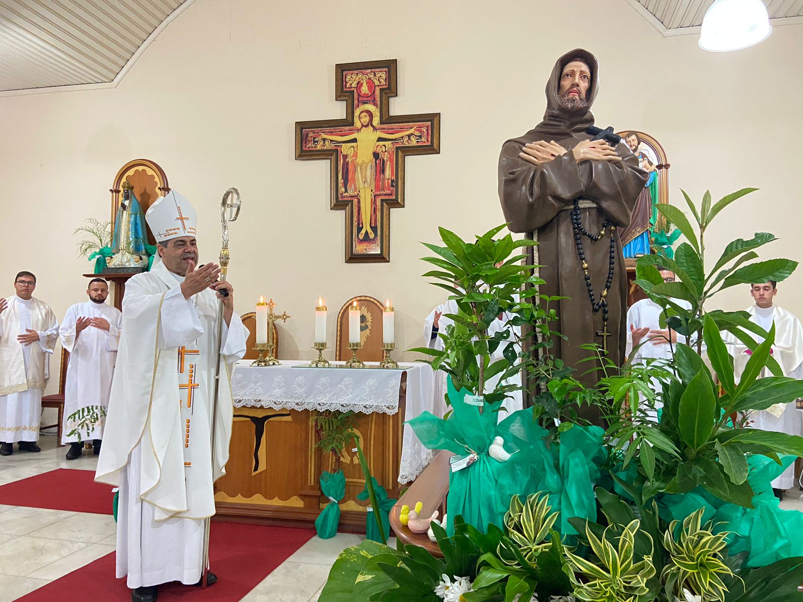 decoração de andor de santo