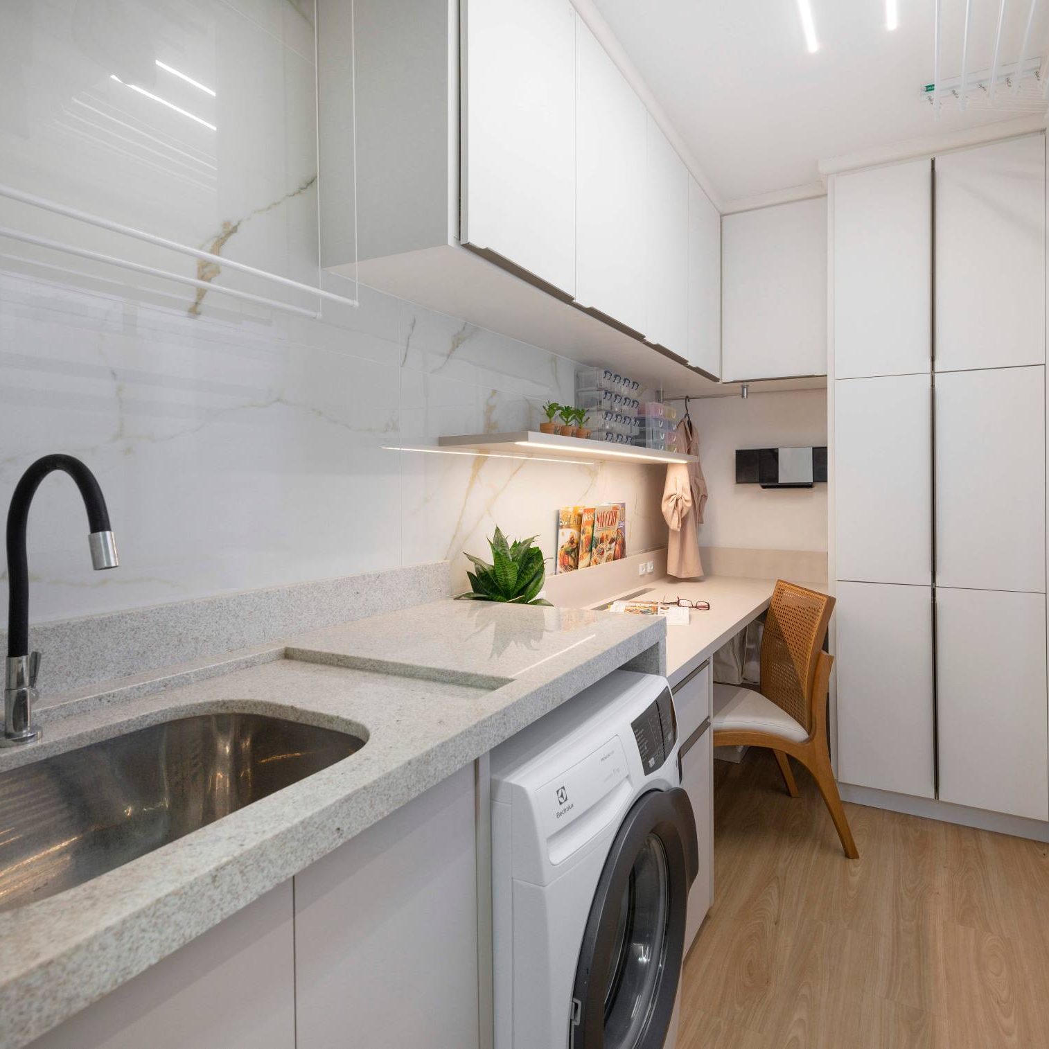 5 ideias de títulos:
1. Transforme sua Lavanderia Pequena em um Espaço Funcional e Estiloso
2. Organização Inteligente: Dicas Essenciais para Lavanderias Compactas
3. Revestimentos e Cores: A Chave para uma Lavanderia Moderna e Agradável
4. Soluções Criativas e Econômicas para Otimizar sua Área de Serviço
5. Tendências de Decoração para Lavanderias em 2025: Inspirações e Dicas