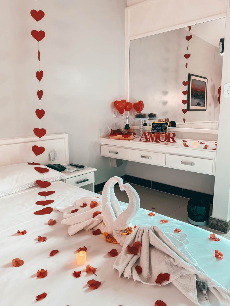decoração de quarto com pétalas de rosa hotel