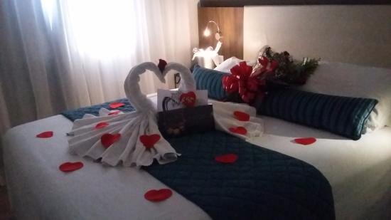 decoração de quarto com pétalas de rosa hotel