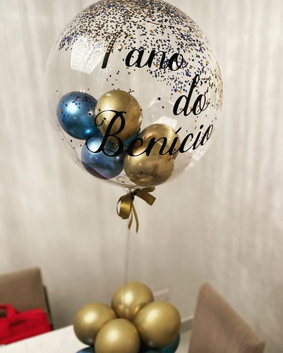 decoração de mesa com balão metalizado