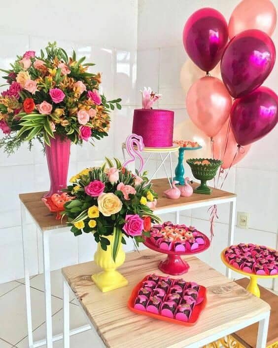 centro de mesa com balão e flores