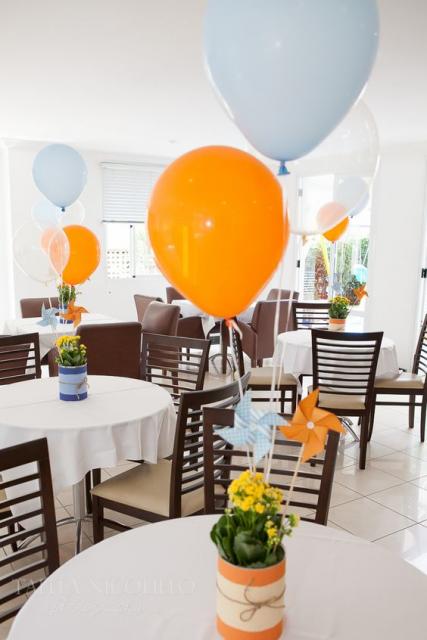 arranjo de mesa com balão e número