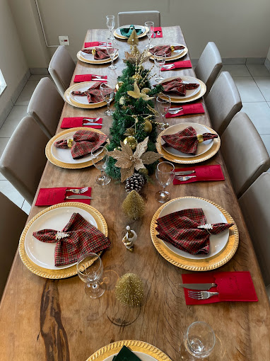 como usar festão nevado na decoração de mesa