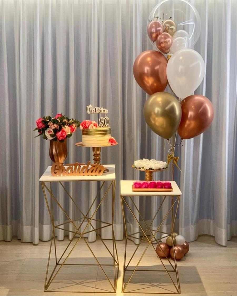 decoração de mesa de aniversário temática (ex: unicórnio, dinossauro, 50 anos)