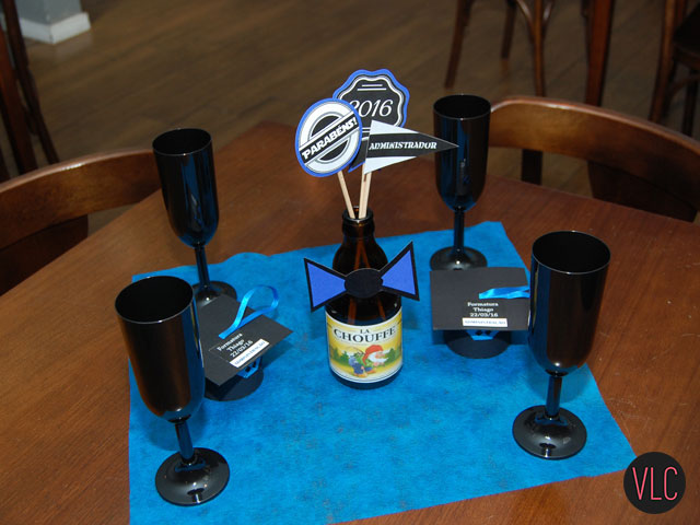 como fazer centro de mesa de formatura simples com materiais reciclados