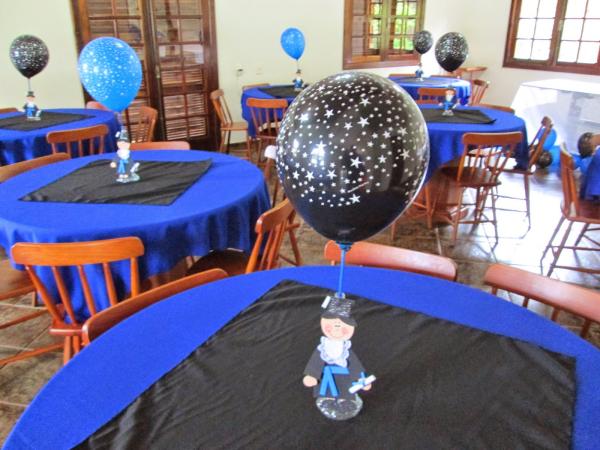 como fazer centro de mesa de formatura simples com materiais reciclados