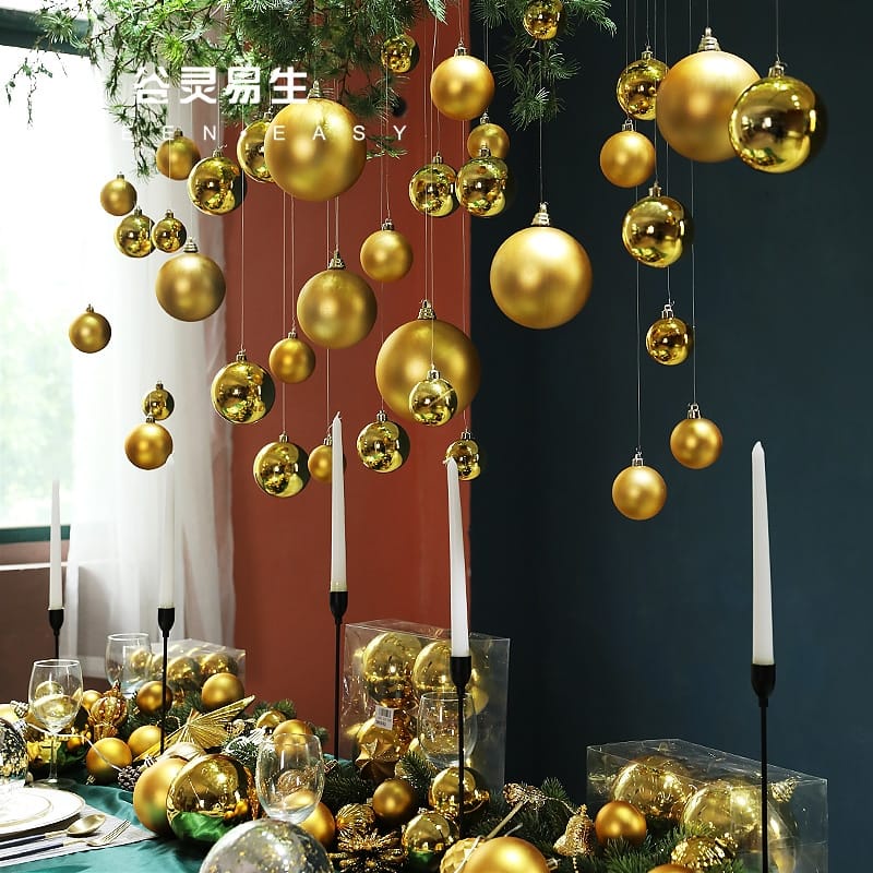 árvore de natal com bolas gigantes