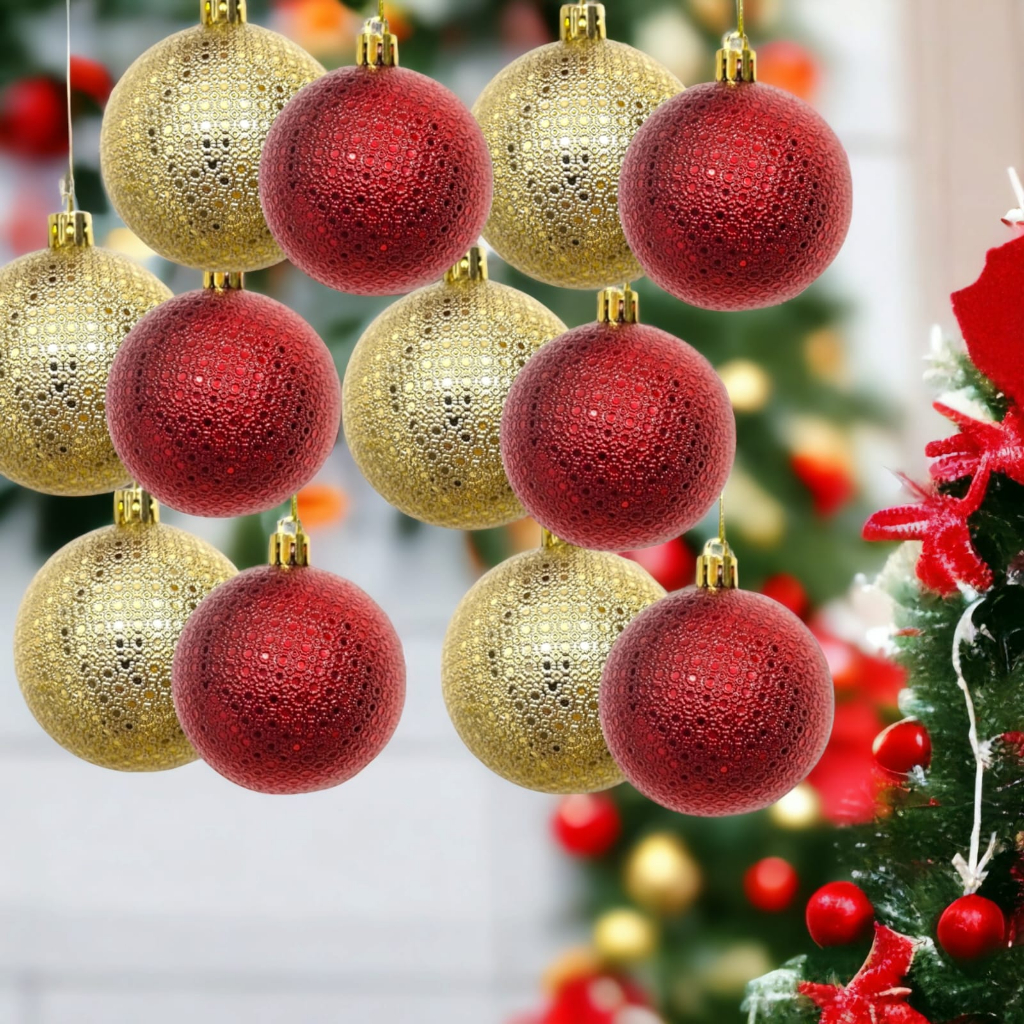 árvore de natal com bolas gigantes