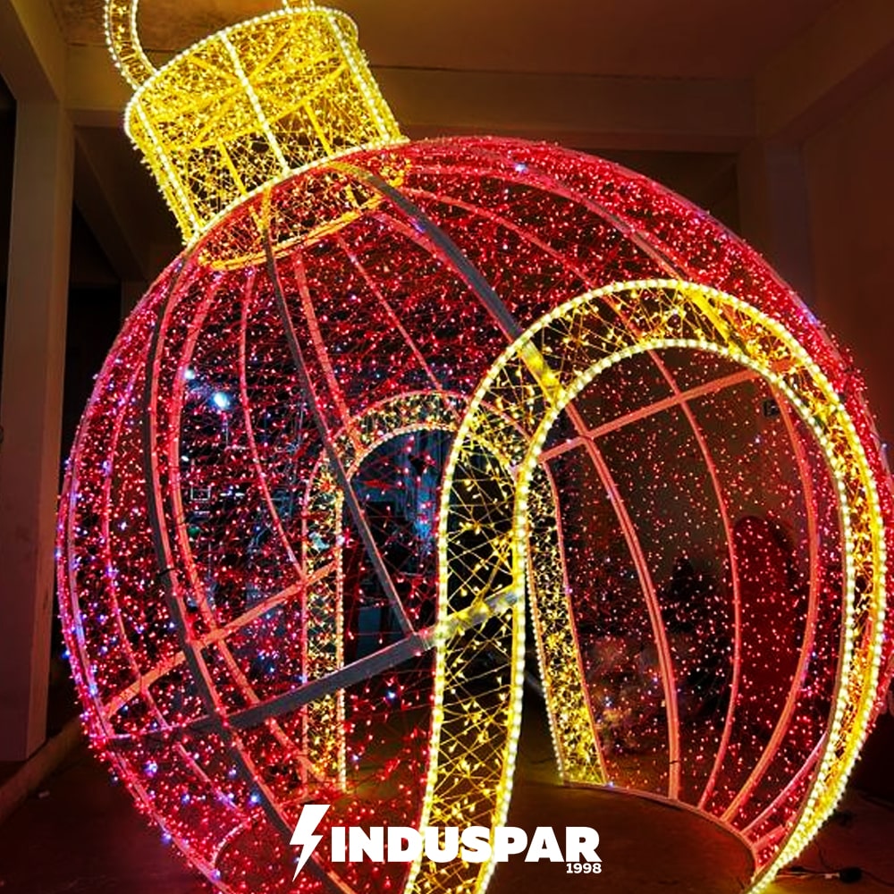 árvore de natal com bolas gigantes