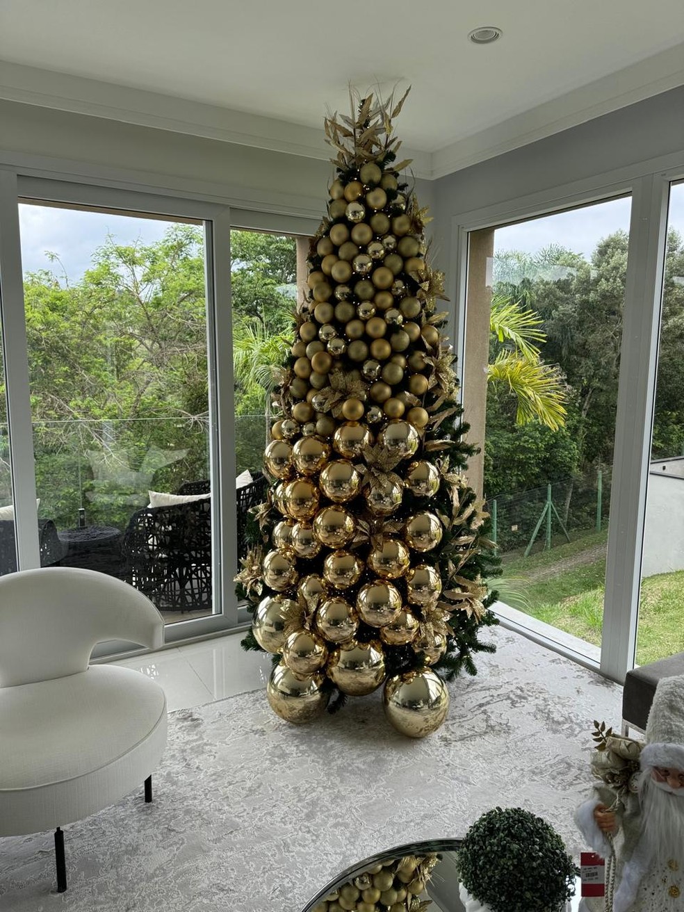 árvore de natal com efeito cascata de bolas
