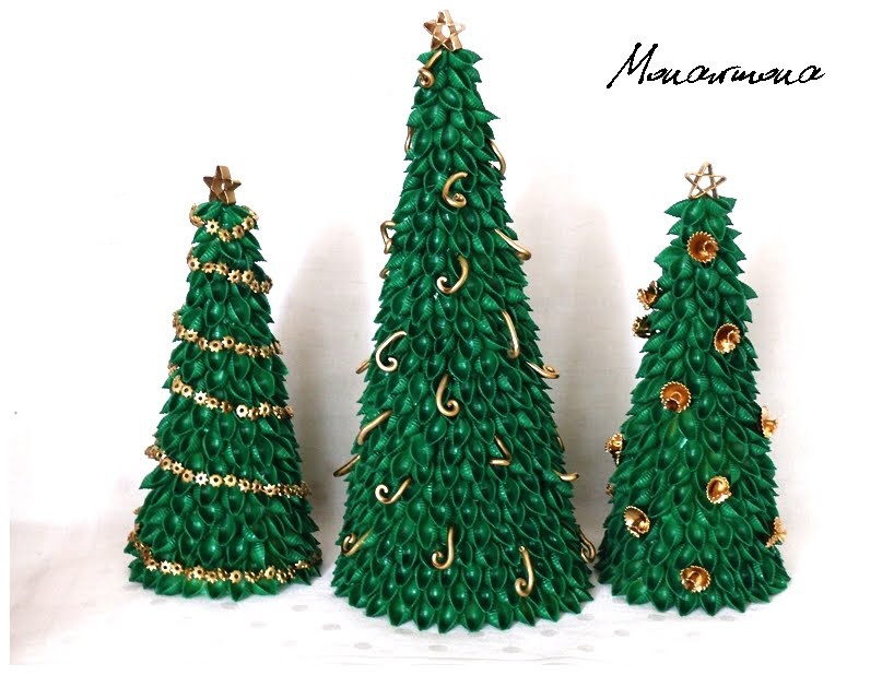 decoração de jardim de natal com macarrão de piscina