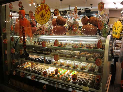 vitrine natalina padaria com produtos comestíveis