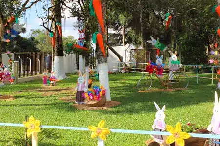 coelhos de resina vs coelhos de palha para jardim