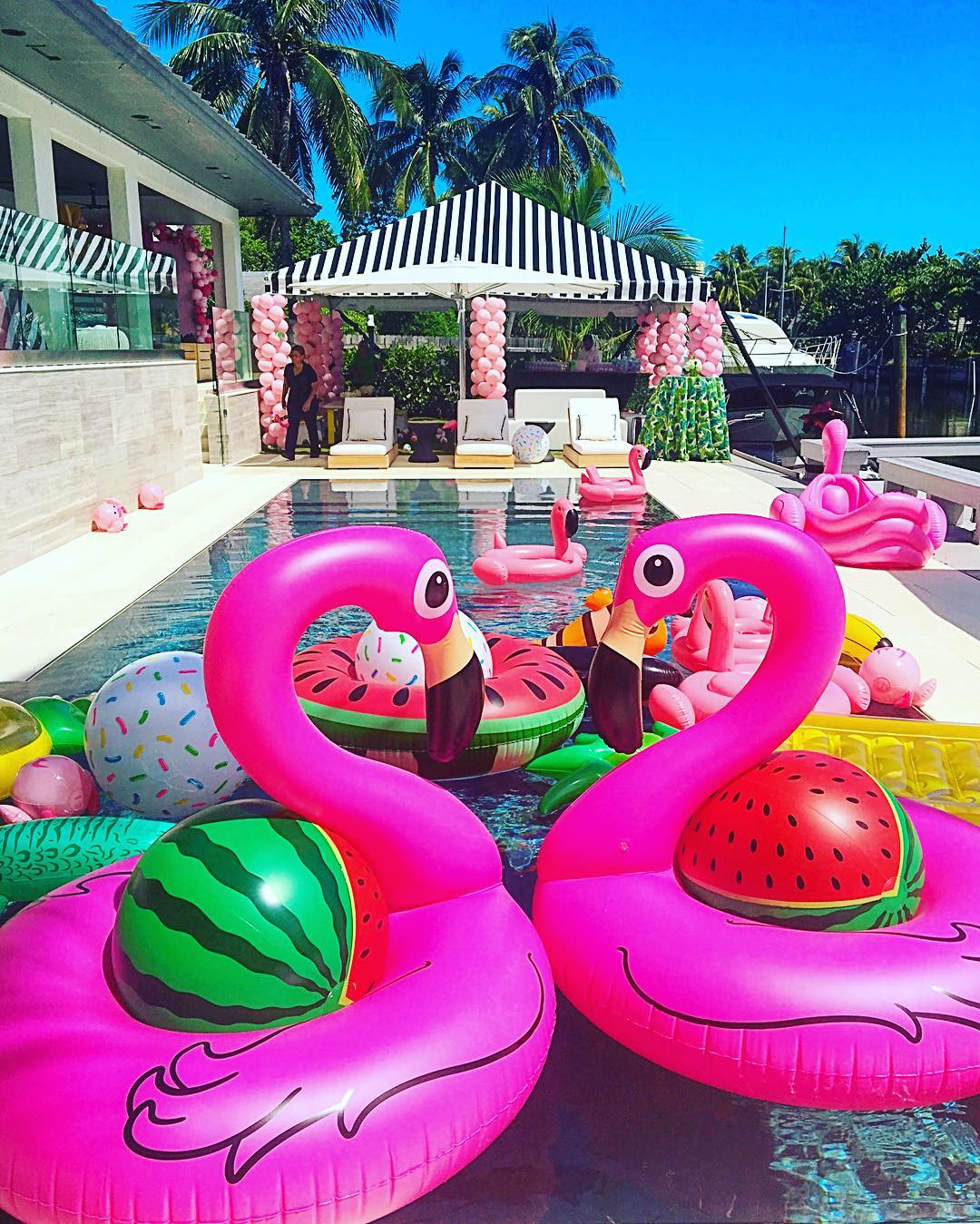 decoração de piscina para casamento