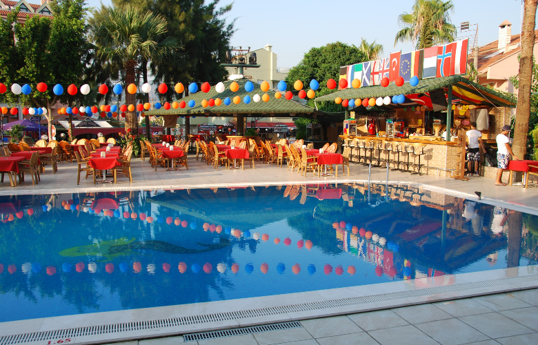 decoração de piscina para evento corporativo