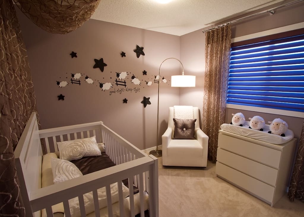quarto de bebê masculino com madeira