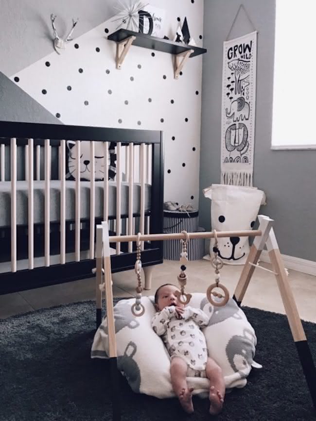 quarto de bebê masculino com painel ripado