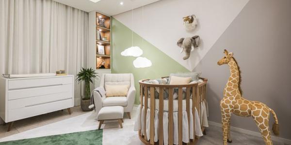 quarto de bebê masculino com papel de parede moderno