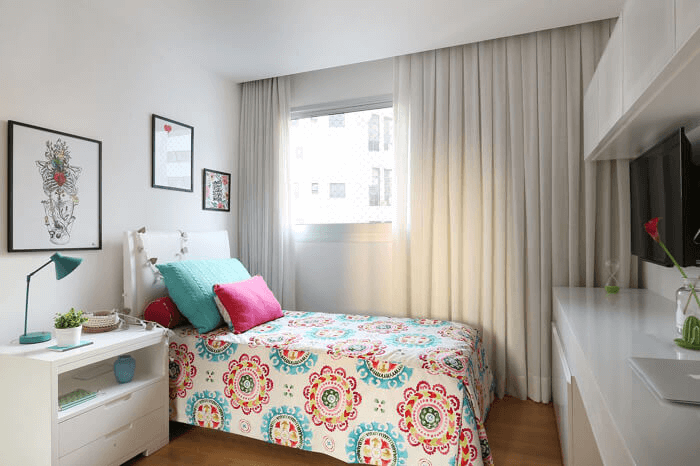 quarto de solteiro feminino pequeno e organizado