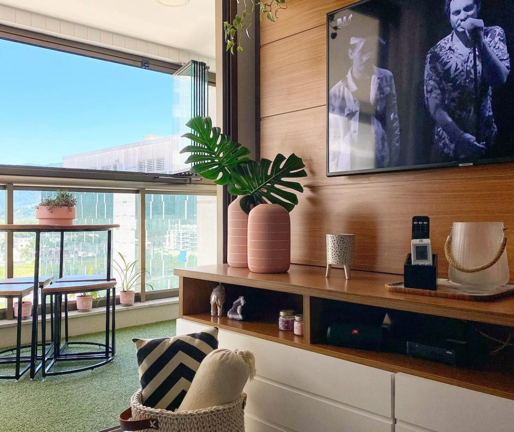decoração rack sala pequena com plantas