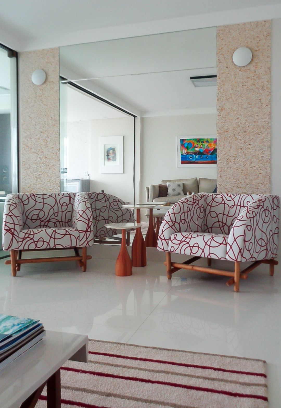 decoração de sala com espelho na parede
