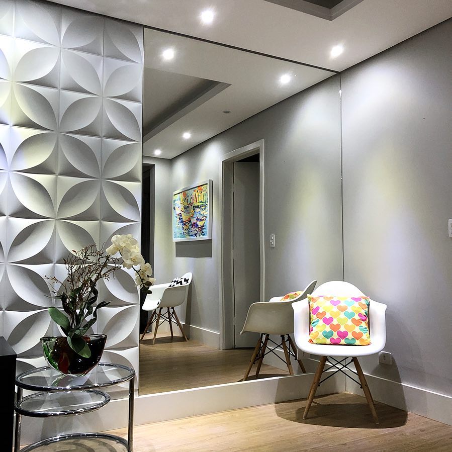 decoração de sala com espelho na parede
