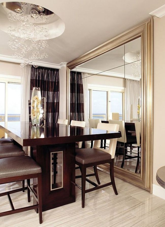 decoração de sala com espelho na parede