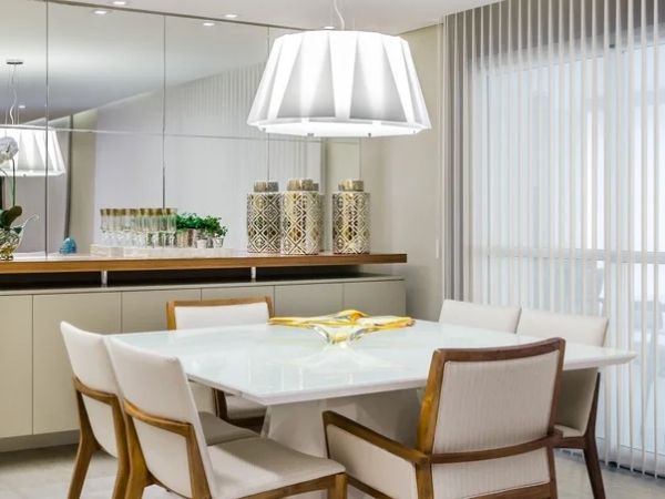 decoração de sala com espelho na parede