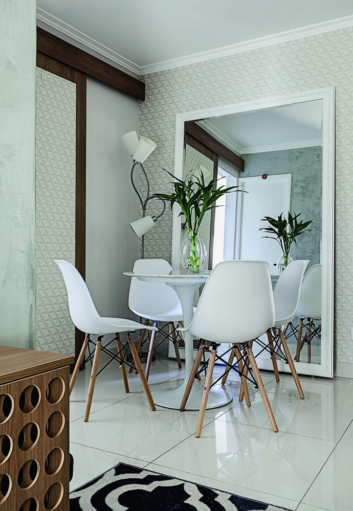 decoração de sala com espelho na parede