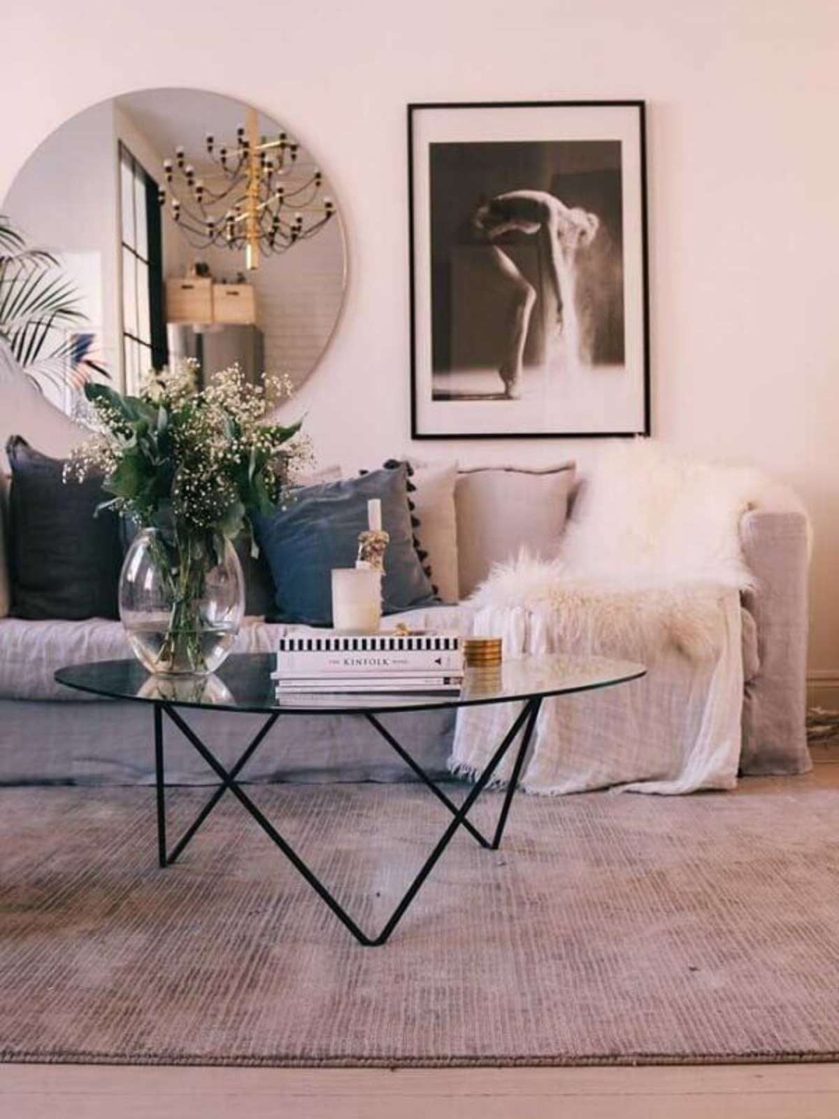 decoração de sala com espelho na parede