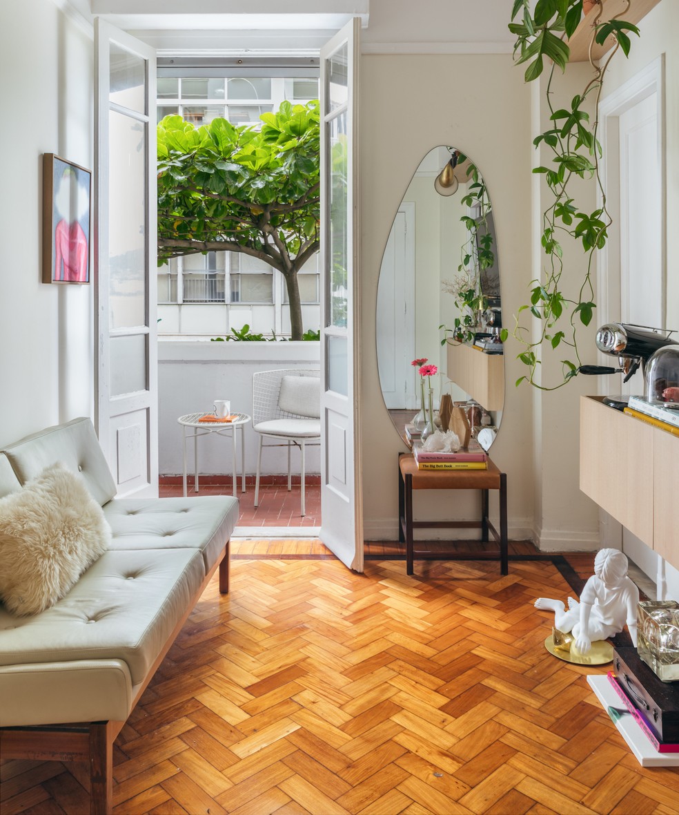 decoração de sala com espelho na parede