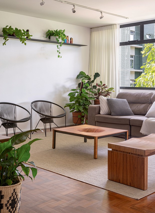 decoração de sala com piso de taco